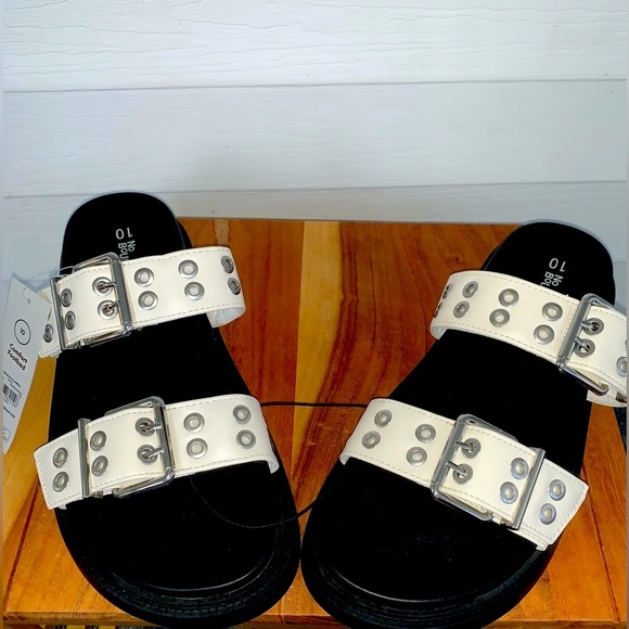 Women’s NWT No Boundaries Black and White buckle Sandals - Picture 1 of 4